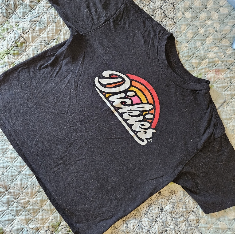 Super cute cropped Dickies tshirt! Size small, but could fit XS too.